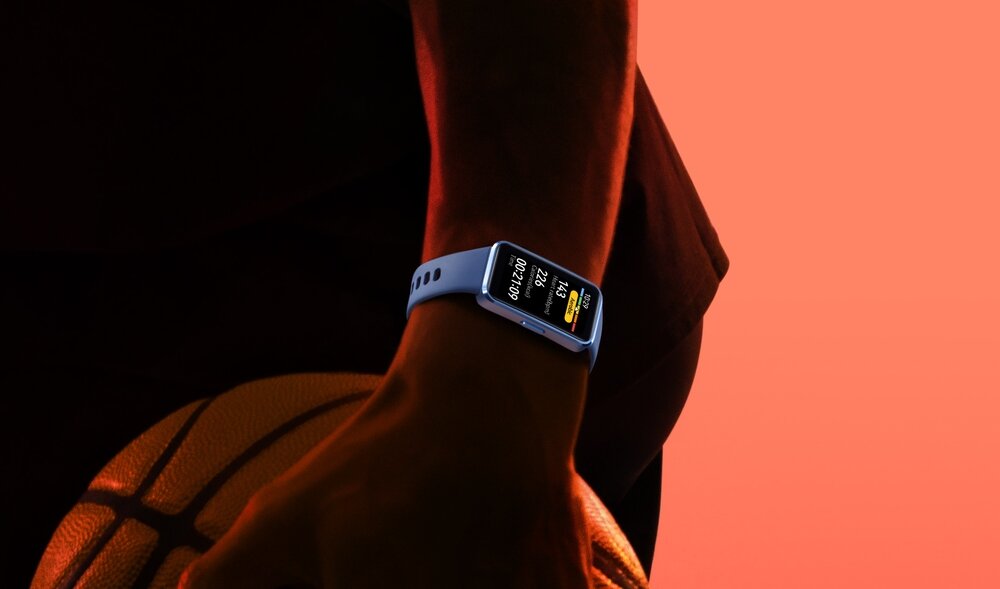 Smartband HUAWEI Band 10 na ręku koszykarza   