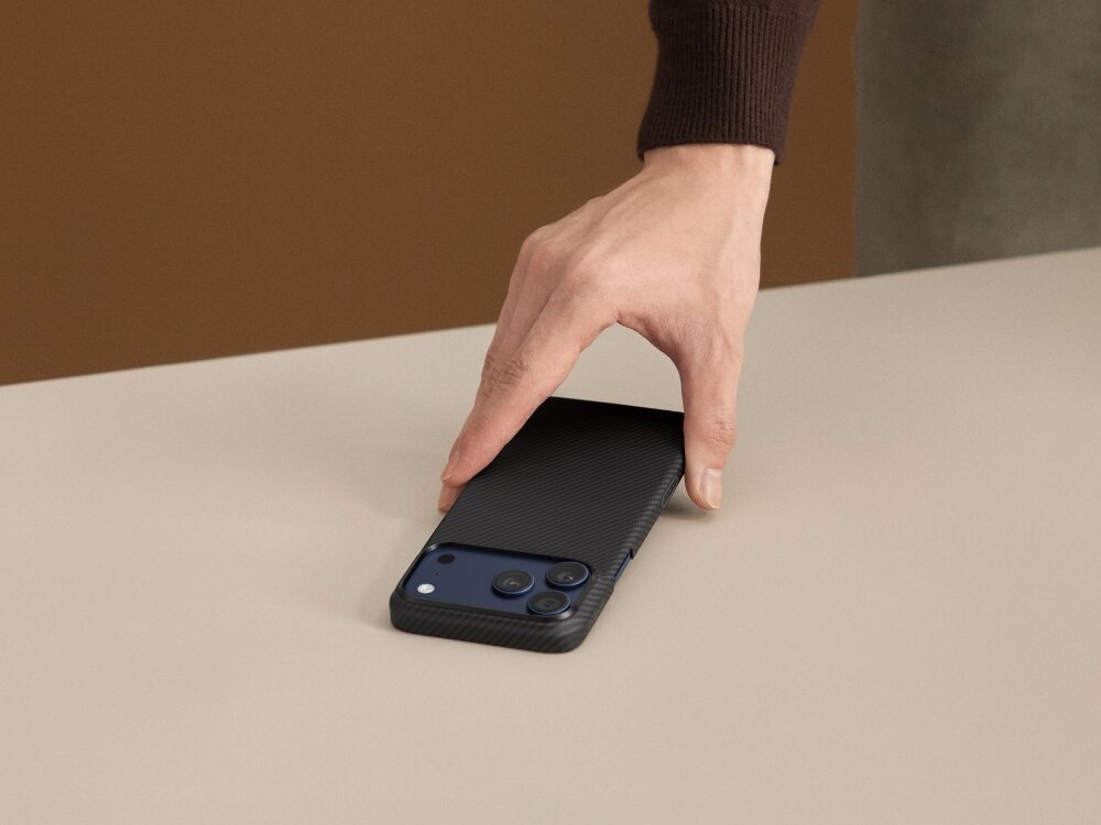 Etui PITAKA Ultra-Slim MagSafe
                zbliżenie na ramki etui założone na telefon na jasnym tle
                włókno aramidowe klasa lotnicza pięć razy mocniejsze od stali zabezpiecza telefon nie zwiększa gabarytów cienkie lekkie etui