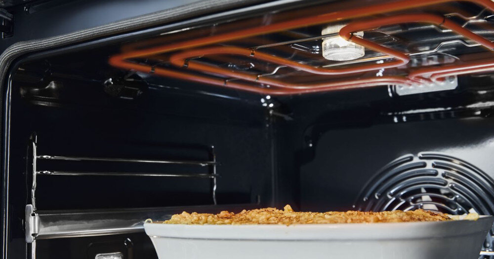 PIEKARNIK HISENSE BSA6634PBG8 wizualizacja wnętrze środek górna grzałka prowadnice naczynie z potrawą zapiekanie grill chrupiąca skórka zarumieniony wierzch