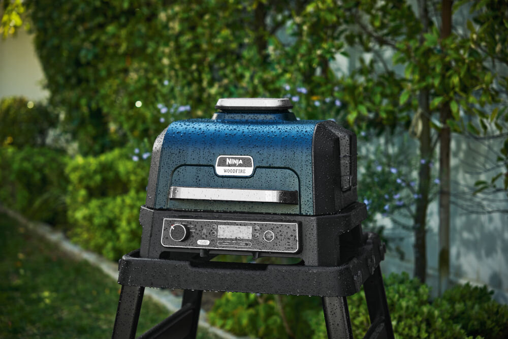 Grill elektryczny NINJA OG850EU Woodfire Pro XL grill z wędzarnią wszechstronny odporny na warunki atmosferyczne idealne rozwiązanie naturalne granulki autentyczny wędzony smak 