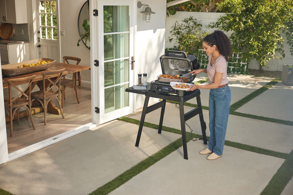 Grill elektryczny NINJA OG850EU Woodfire Pro XL cztery tryby gotowania tryb grill pieczenie mięsa kurczak kebaby steki temperatura do 260 stopni równomierne opiekanie wędzarnia BBQ intensywny wędzony smak aerogrill zdrowe smażenie minimalna ilość tłuszczu tryb pieczenia 