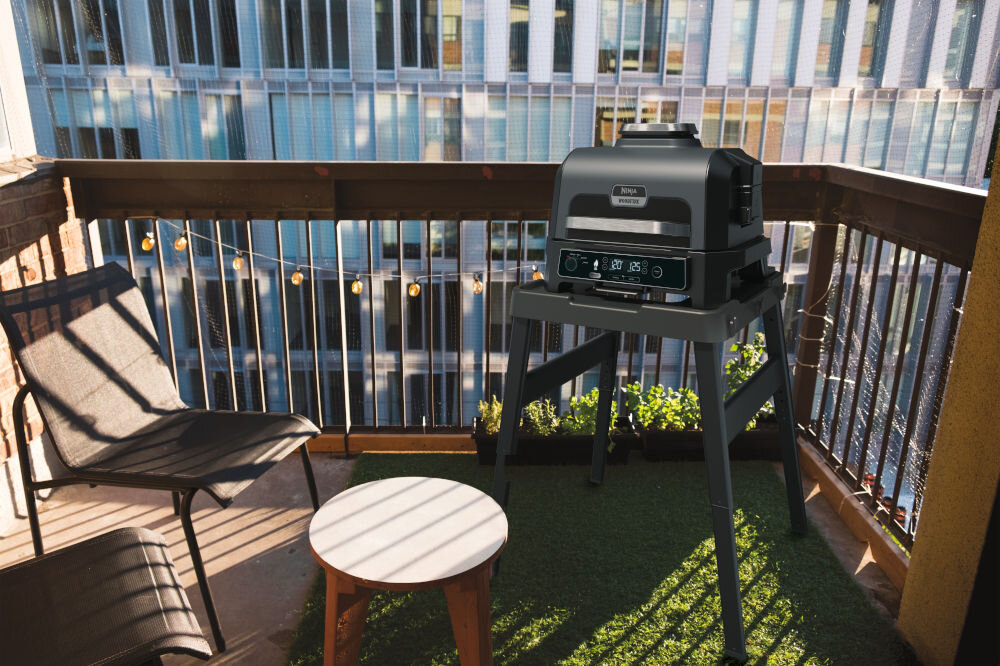 Grill elektryczny NINJA OG850EU Woodfire Pro XL do użytku na balkonach iu tarasach wytrzymała konstrukcja odporność na warunki atmosferyczne trwałość zimowe grillowanie łatwe czyszczenie nieprzywierająca płyta wyjmowana taca na tłuszcz proste i szybkie utrzymanie w czystości 