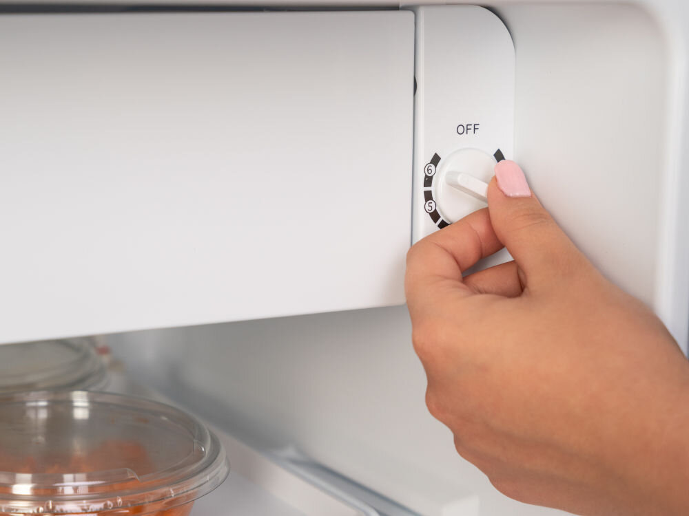 Lodówka GÖTZE & JENSEN RB145K Czarna termostat pokrętło