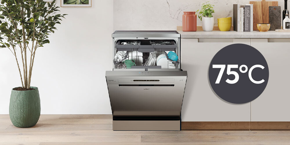 ZMYWARKA CANDY CF 3C7L1S lifestyle zmywarka otwarta kosze naczynia uchylone drzwiczki dekoracje kuchenne kwiat doniczka drzewko program Intensywny wysoka temperatura eliminuje aż 99% zarazków