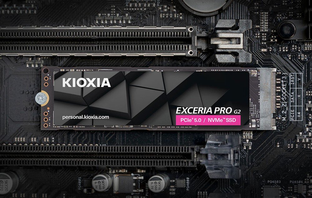 Dysk KIOXIA Exceria Pro G2 Dysk SSD M.2 Kioxia Exceria Pro G2 zamontowany poziomo na czarnej płycie głównej komputera między dwoma złączami PCIe, opis