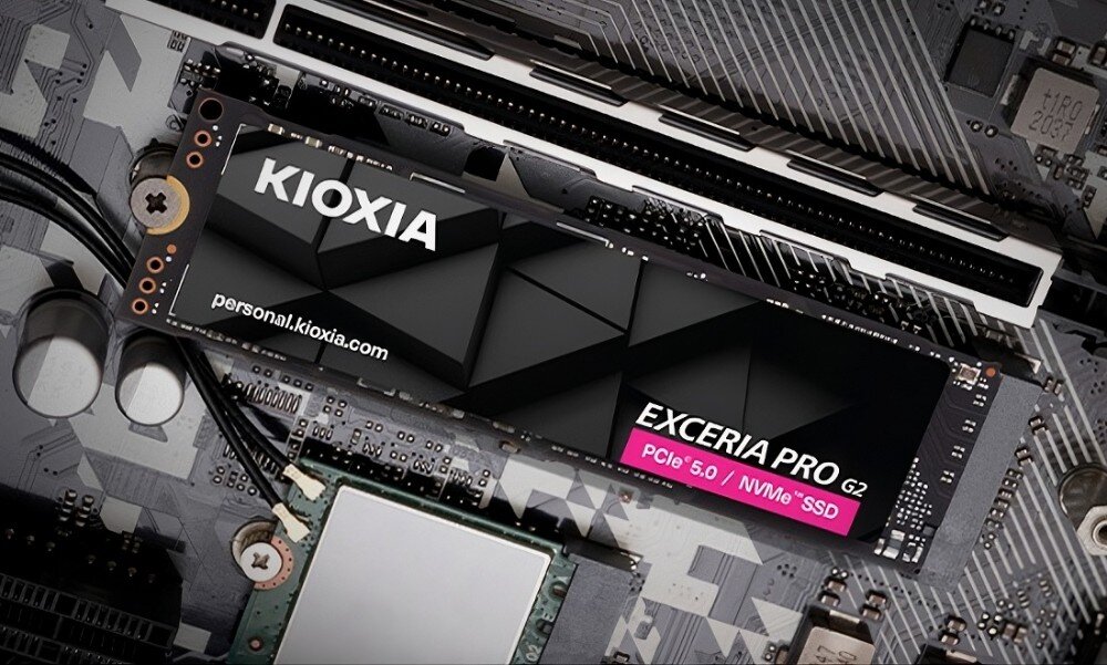 Dysk KIOXIA Exceria Pro G2 Dysk SSD M.2 Kioxia Exceria Pro G2 widoczny pod kątem, wpięty w złącze na płycie głównej komputera, pojemność, format, interfejs