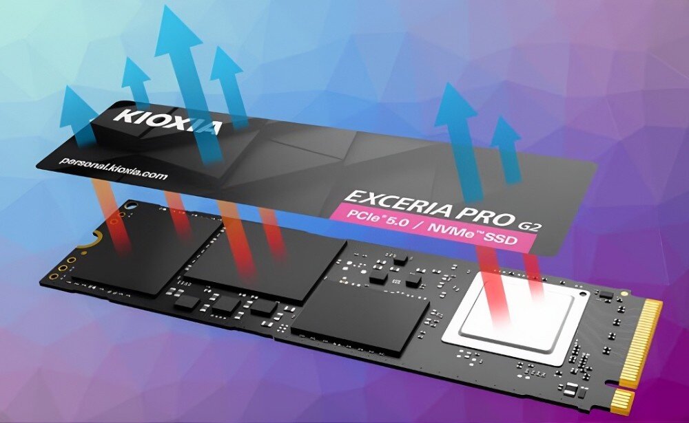 Dysk KIOXIA Exceria Pro G2 Schemat odprowadzania ciepła z dysku SSD Kioxia Exceria Pro G2 z widocznymi kośćmi pamięci, uniesioną etykietą i czerwonymi oraz niebieskimi strzałkami, odprowadzanie ciepła, efektywność energetyczna