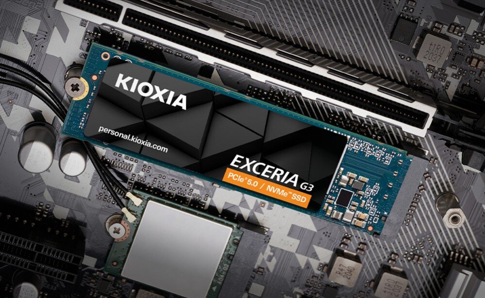 Dysk KIOXIA Exceria G3 Dysk SSD M.2 zamontowany na płycie głównej komputera, widoczny z góry w gnieździe obok innych komponentów elektronicznych, opis