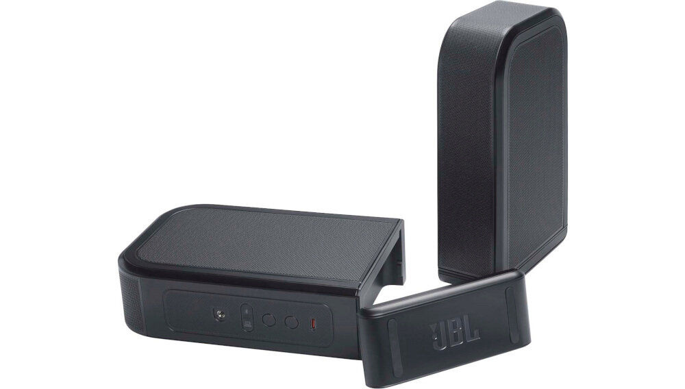 Na obrazie widoczny jest czarny soundbar z logo \'JBL\'. Urządzenie ma prostokątny kształt z zaokrąglonymi krawędziami i widocznymi przyciskami na panelu.