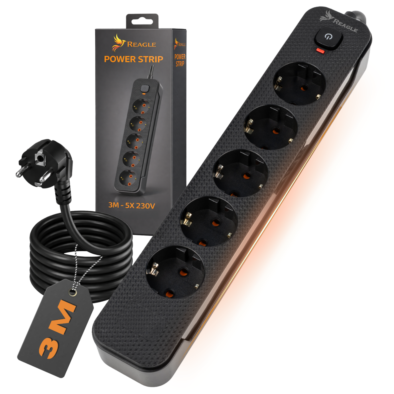 Na obrazie widoczna jest czarna listwa zasilająca z pięcioma gniazdami oraz wtyczką, obok której znajduje się opakowanie z napisem \'REAGLE POWER STRIP 3M - 5X 230V\'.