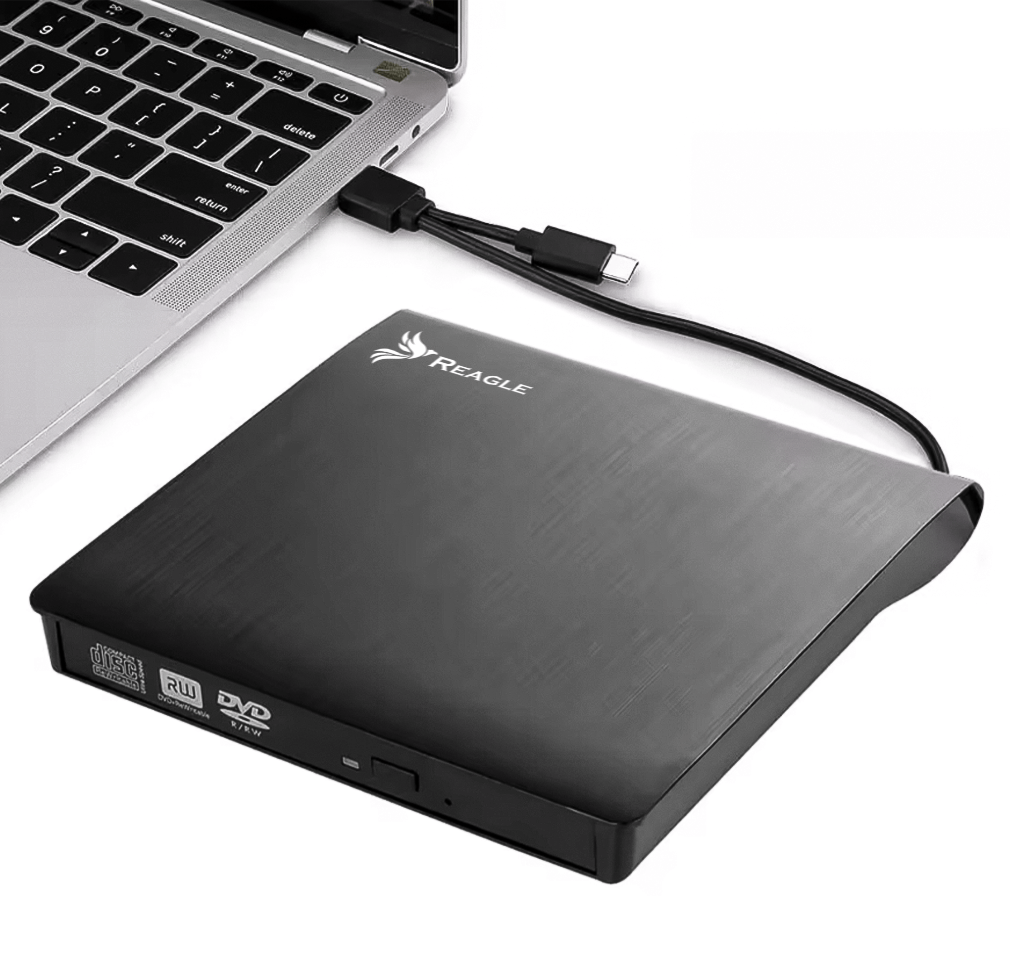 Czarny zewnętrzny napęd optyczny z logo \'REAGLE\' na obudowie, podłączony do laptopa za pomocą kabla USB-C. Na przedniej części napędu widoczne są ikony: Ultra Slim, RW, DVD, R/RW.