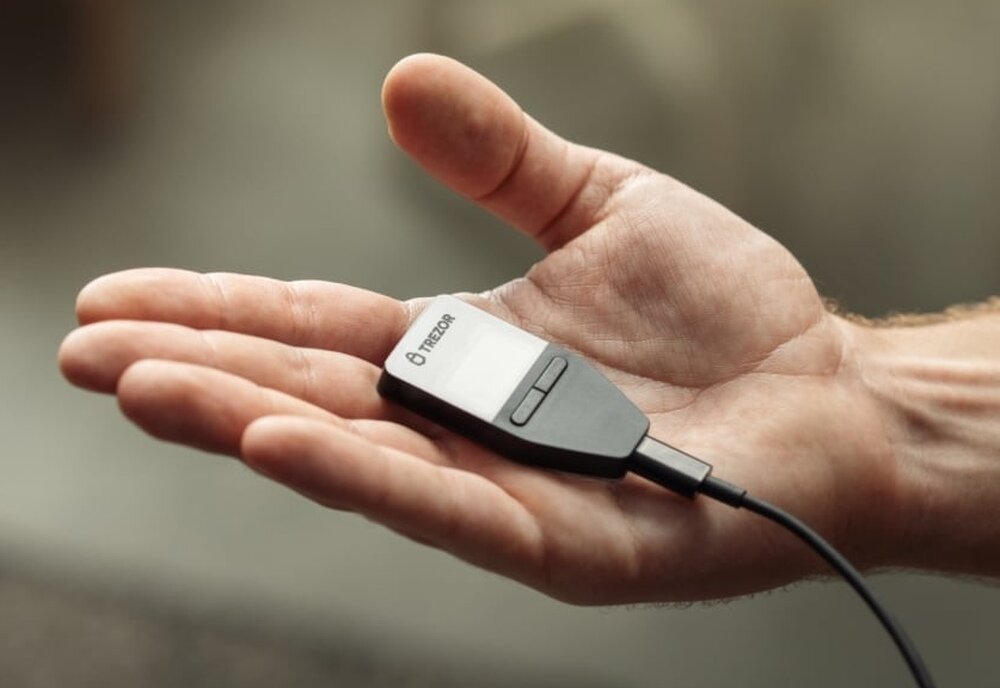 Trezor Safe 3 – chip Secure Element EAL6+, ochrona kryptowalut online i offline