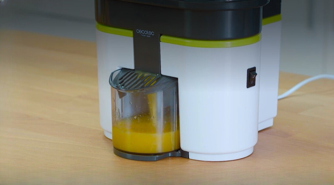 Wyciskarka do cytrusów CECOTEC Cecojuicer Zitrus zdjęcie lifestyle Odpowiednia pojemność  Wbudowany filtr zatrzymuje miąższ