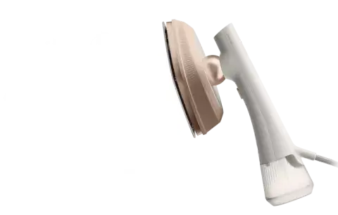 Na obrazie widoczna jest parownica do ubrań w kolorze białym z beżowym elementem. Urządzenie ma ergonomiczny uchwyt i płaską powierzchnię grzewczą.