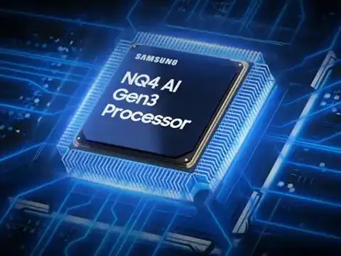 Procesor Samsung NQ4 AI Gen3 montowany na płycie głównej TV zaczyna świecić, fale energii przepływają z niego do reszty TV.