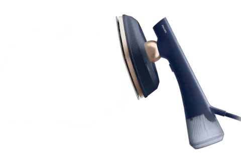 Na obrazie widoczna jest parownica do ubrań w kolorze granatowym z elementami złotymi i przezroczystym zbiornikiem na wodę. Na urządzeniu znajduje się logo \'PHILIPS\'.