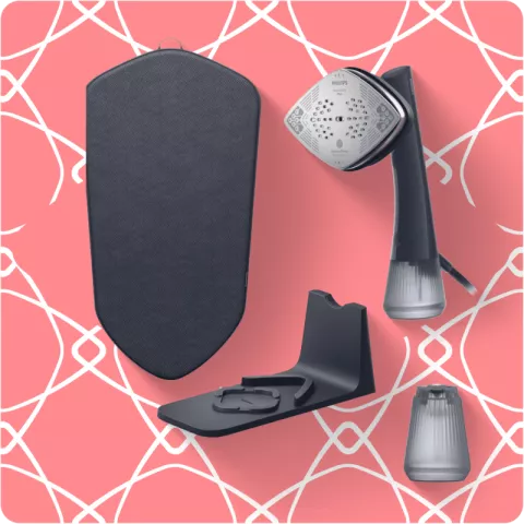 Na różowym tle z białym wzorem widoczna jest parownica do ubrań z metalową stopą, czarną rączką i przezroczystym zbiornikiem na wodę. Obok znajdują się czarne akcesoria, w tym podstawka i nakładka ochronna.