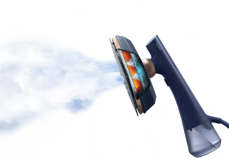 Na obrazie widoczna jest parownica do ubrań, z której wydobywa się strumień pary. Urządzenie ma ciemny uchwyt i przezroczysty zbiornik na wodę.