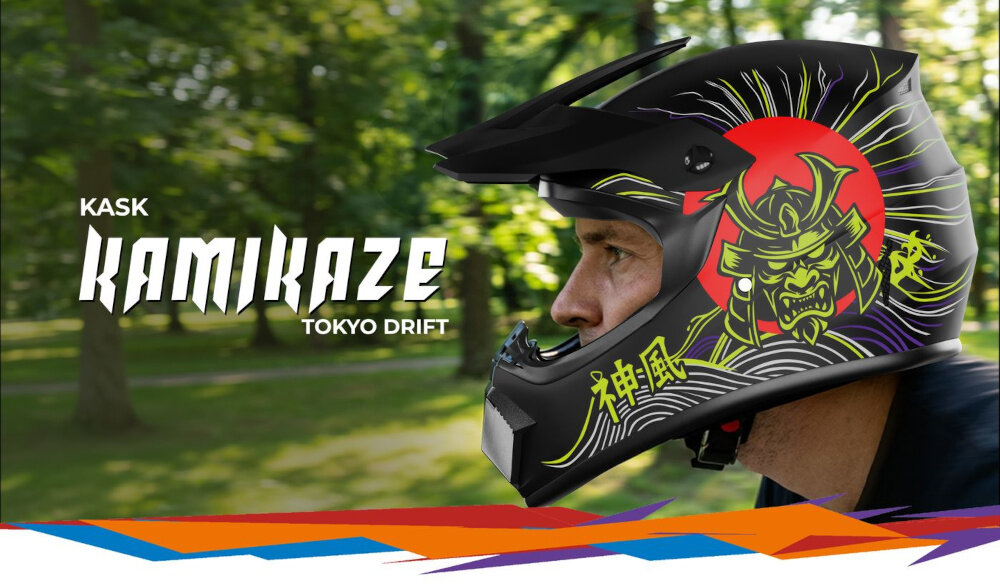 Kask KAMIKAZE Tokyo Drift Czarny Full Face (rozmiar XL) rozmazane tło osoba w kasku widoczna z boku napis kask KAMIKAZE Tokyo Drift ochrona kontrola bezpieczeństwo
