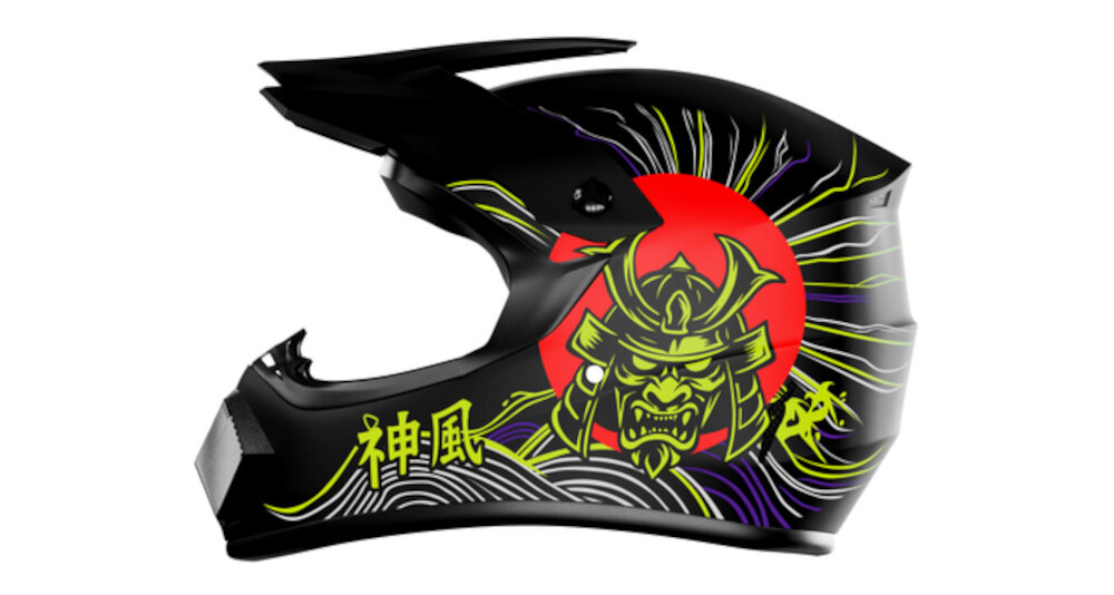 Kask KAMIKAZE Tokyo Drift Czarny Full Face (rozmiar XL) kask na białym tle widoczny norma EN 1078+A1:2013 certyfikat CE zgodność z europejskimi standardami ochrony odpowiednio przetestowany poziom zabezpieczenia został potwierdzony