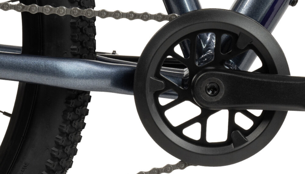 Rower młodzieżowy BATCH KM 24 cale dla chłopca Szary zbliżenie na korbę białe tło solidny i wszechstronny napęd korba BATCH o długości 140 mm płynne pedałowanie łatwiej utrzymać rytm jazdy i kontrolę podczas manewrowania kaseta BATCH 11/46T 8-Speed szeroki zakres przełożeń