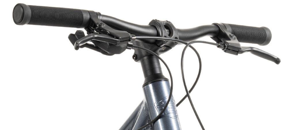 Rower młodzieżowy BATCH KM 24 cale dla chłopca Szary kierownica na białym tle widoczna od przodu kierownica marki marki BATCH typu MTB o szerokości 600 mm i średnicy otwory 31,8 mm sprzyja stabilnemu prowadzeniu lepszej kontroli toru jazdy wspiera wygodne ułożenie dłoni aluminiowy wspornik pewne połączenie elementów kokpitu dopasowanie pozycji