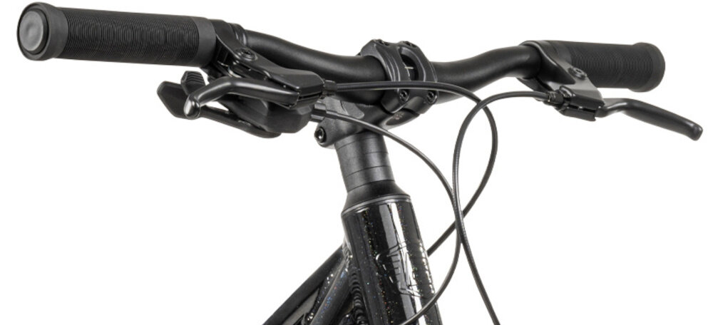 Rower młodzieżowy BATCH KM 24 cale dla chłopca Czarny kierownica na białym tle widoczna od przodu kierownica marki marki BATCH typu MTB o szerokości 600 mm i średnicy otwory 31,8 mm sprzyja stabilnemu prowadzeniu lepszej kontroli toru jazdy wspiera wygodne ułożenie dłoni aluminiowy wspornik pewne połączenie elementów kokpitu dopasowanie pozycji