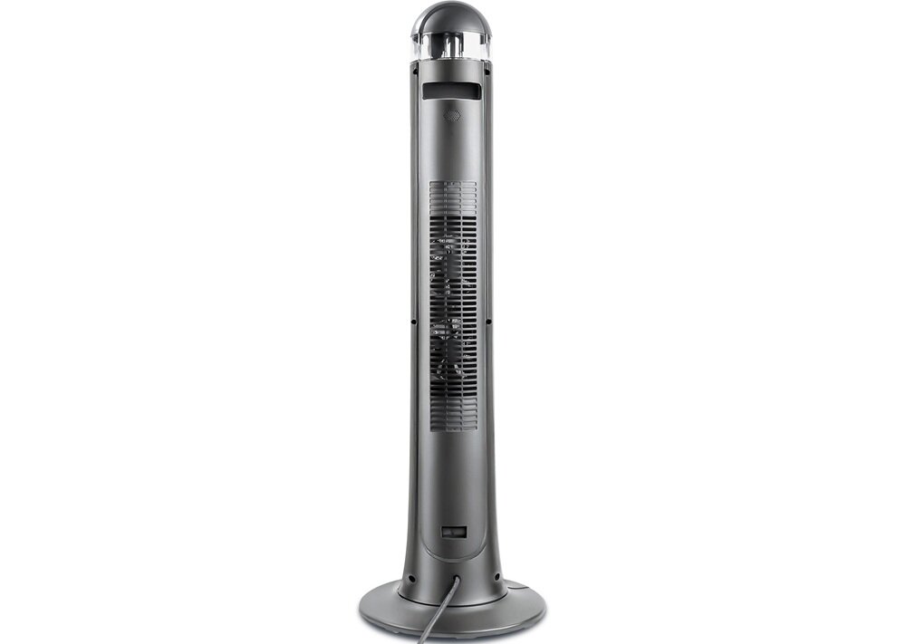 Na obrazie widoczny jest szary, pionowy grzejnik ceramiczny o smukłej konstrukcji z kratką wentylacyjną na środku. U dołu znajduje się przewód zasilający.