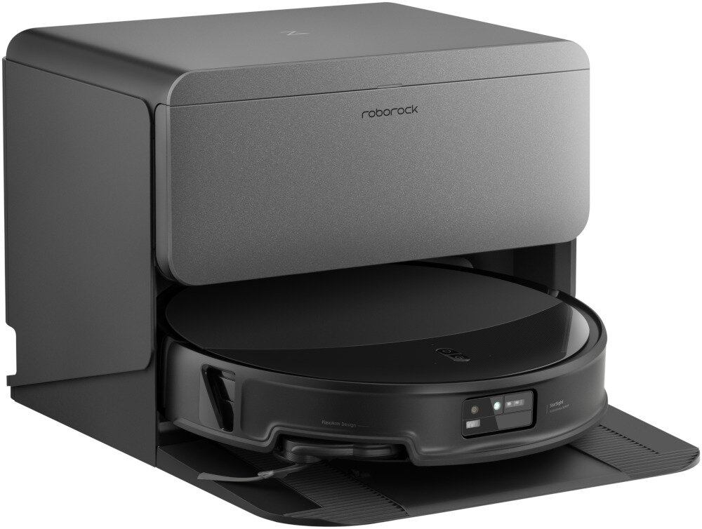 Czarny robot sprzątający w stacji dokującej z widocznym logo \'roborock\' na górnej części. Urządzenie ma okrągły kształt i panel z przyciskami oraz wskaźnikami na przedniej stronie.