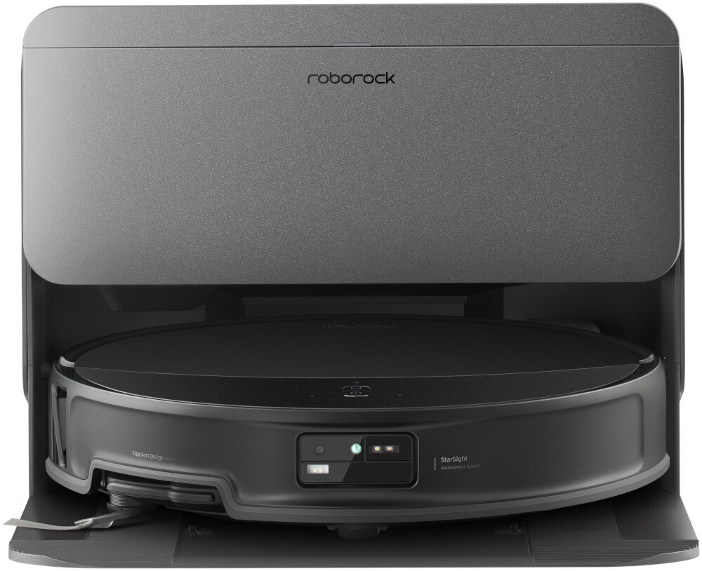 Czarny robot sprzątający umieszczony w stacji dokującej z widocznym logo \'roborock\' na górze. Na urządzeniu znajdują się przyciski i wskaźniki świetlne.