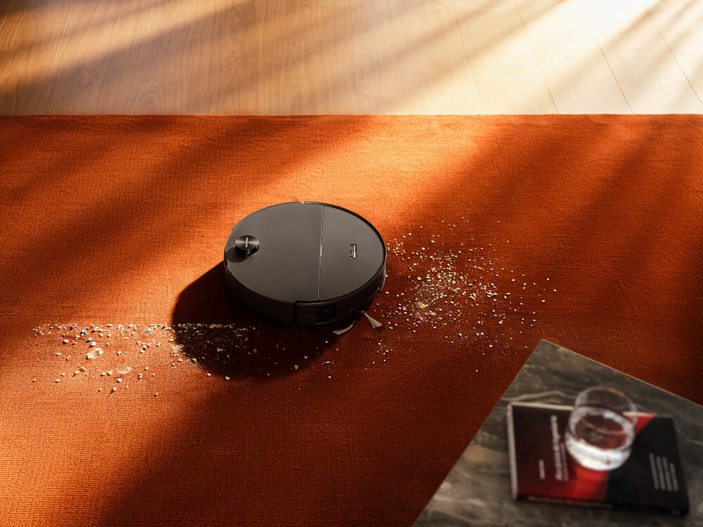 Robot sprzątający ROBOROCK Saros 20 Sonic Complete Czarny Obsługa różnych powierzchni Automatyczne odłączanie mopa i podnoszenie obudowy  do 3 cm grubości Wysuwana głowica mopa 0 mm od ściany