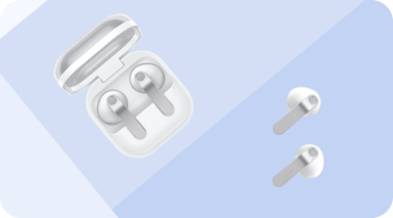 Przedstawienie Galaxy Buds4 na niebiesko błękitnym tle Na obrazie widoczne są białe bezprzewodowe słuchawki douszne z otwartym etui oraz dwie pojedyncze słuchawki obok. Tło jest w odcieniach niebieskiego.