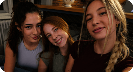 Trzy dziewczyny na kanapie robią selfie w słabym świetle; Nightography Galaxy A37 5G daje jasne, żywe detale. Trzy dziewczyny na kanapie robią selfie w słabym świetle; Nightography Galaxy A37 5G daje jasne, żywe detale.