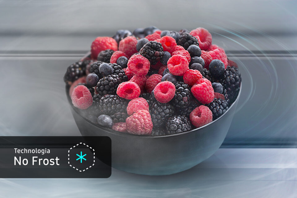 Miska pełna owoców otoczona zimnym powietrzem No Frost