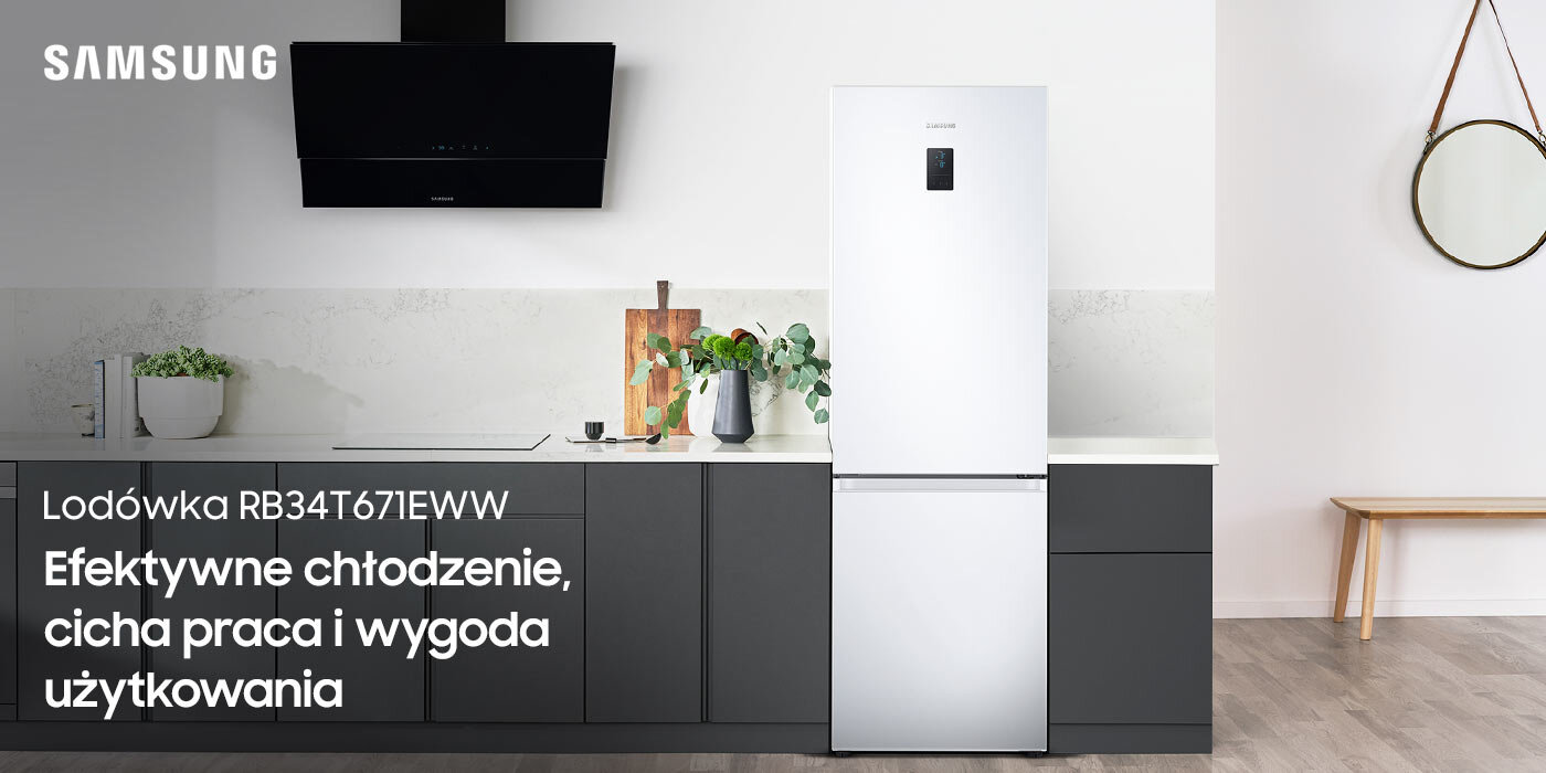 Biała lodówka RB34T671EWW w szarej kuchni i czarny wyciąg Samsung