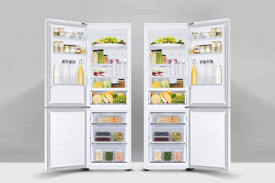 Otwarte na oścież lodówki Samsung z otwierającymi się na dwie różne strony drzwiami