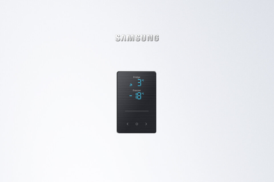 Elektroniczny panel sterowania na białym froncie lodówki. Wyświetlenie w niebieskim  kolorze