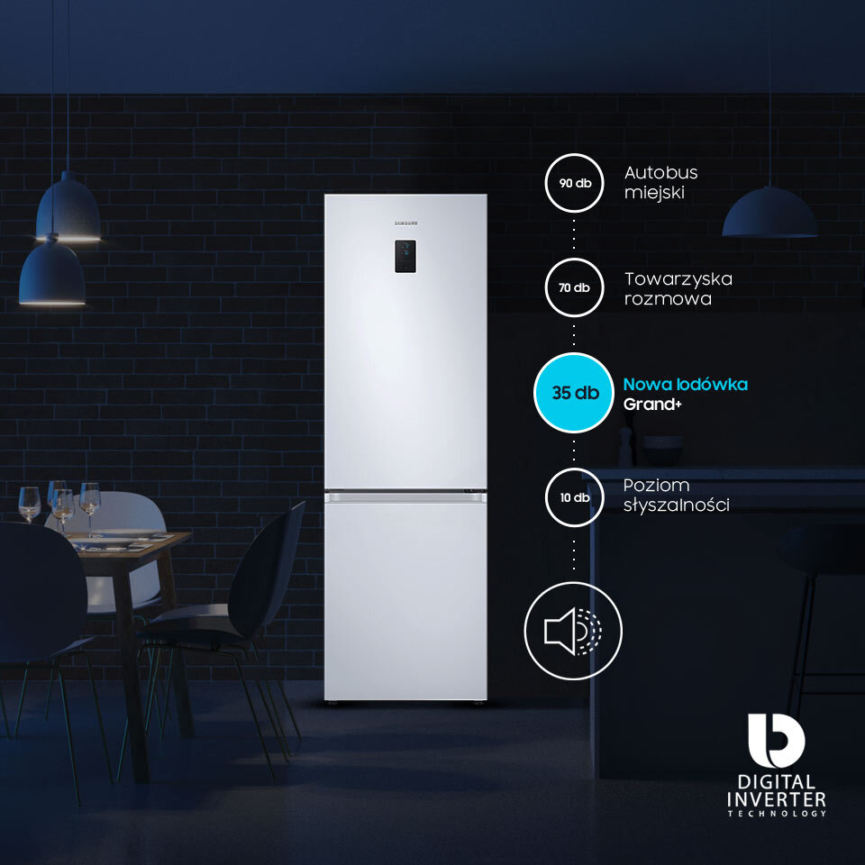 Biała lodówka w lekko oświetlonej kuchni z częścią jadalnianą. Stół zastawiony na kolację dla 4 osób.