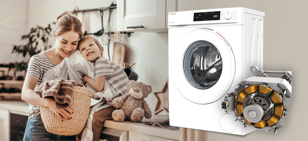 PRALKA SHARP ES-NFA612DWB-PL Na zdjęciu kobieta razem z dzieckiem trzymają kosz z ręcznikami oraz przytulają się w domowej kuchni lub pralni. Na pierwszym planie widoczna jest biała pralka, a obok niej graficznie pokazany silnik pralki. Zdjęcie podkreśla rodzinny charakter produktu silnik inwerterowy trwałość cicha praca eliminacja tarcia redukcja energii hałas 75 dB płynne działanie stabilność pełny załadunek efektywność prania żywotność urządzenia mniejsze wibracje komfort spokój codzienne użytkowanie