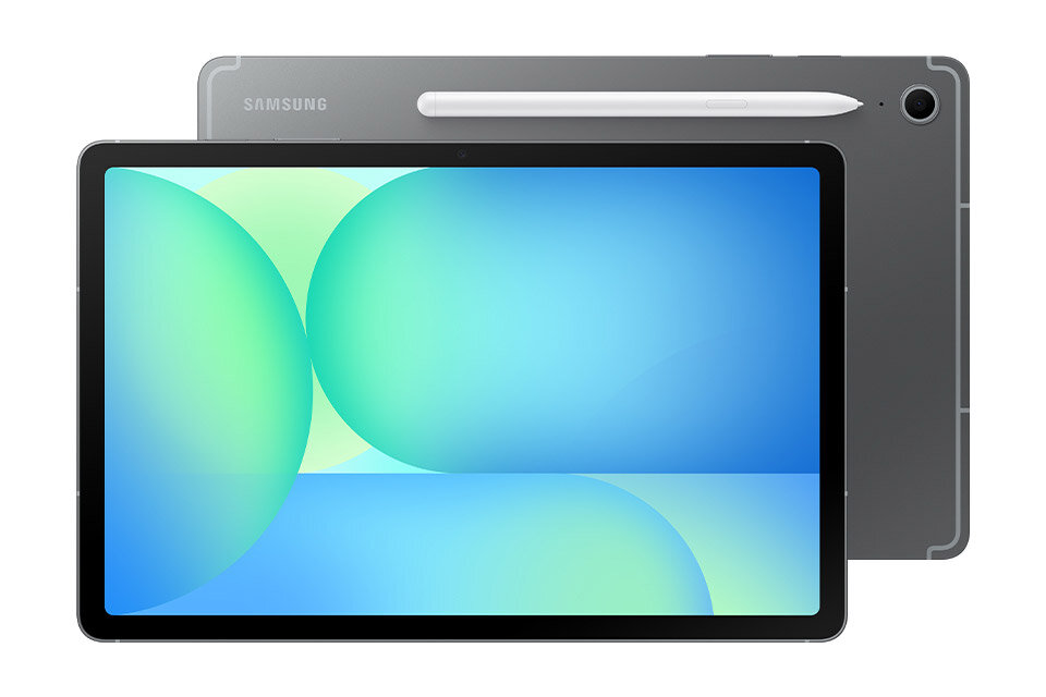 Galaxy Tab S10 FE Na obrazie widoczny jest tablet z dużym ekranem, na którym wyświetlany jest abstrakcyjny wzór w odcieniach zieleni i niebieskiego. W tle znajduje się tył tabletu z logo \'SAMSUNG\' oraz przymocowany biały rysik.
