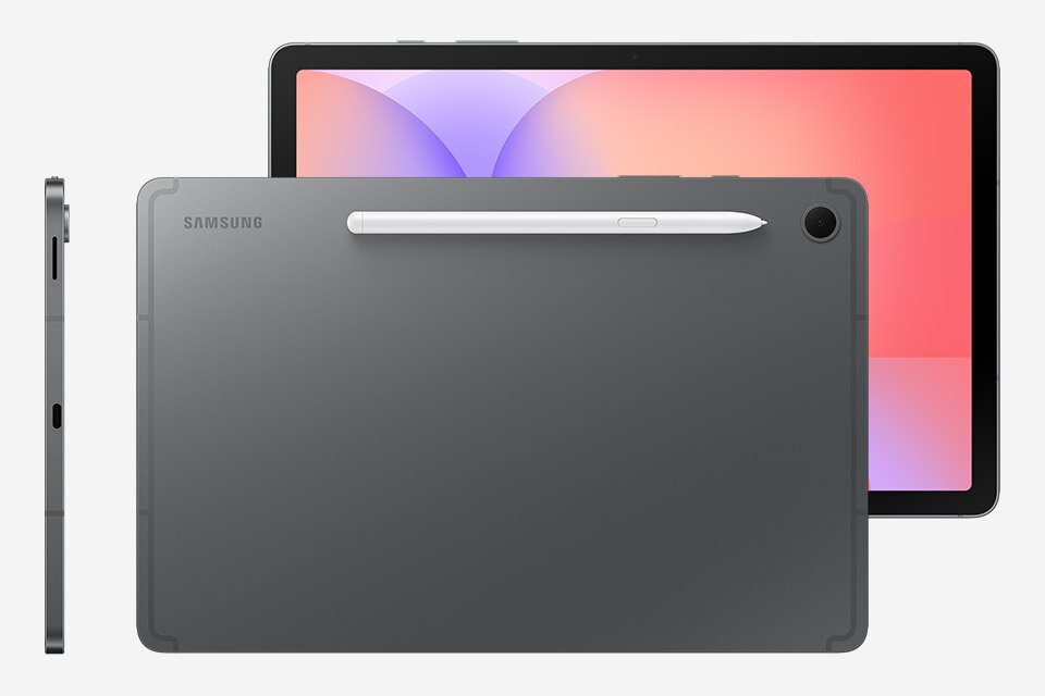Galaxy Tab S10 Lite w kolorze szarym, srebrnym i koralowym wyświetlany poziomo z rysikiem S Pen przymocowanym magnetycznie do górnej krawędzi, co ułatwia przechowywanie rysika. Za nim znajduje się kolejny Galaxy Tab S10 Lite, prezentujący żywy ekran z kolorową tapetą, podkreślającą duży wyświetlacz i zapewniający wciągające wrażenia wizualne. Widok z boku ukazuje smukłą, 6,6-milimetrową grubość, która wyróżnia go jako stylowy, nowoczesny tablet. Na obrazie widoczny jest tablet z ekranem wyświetlającym gradientowe tło w odcieniach różu i fioletu. Obok tabletu znajduje się rysik oraz widoczny jest napis \'SAMSUNG\' na tylnej obudowie.