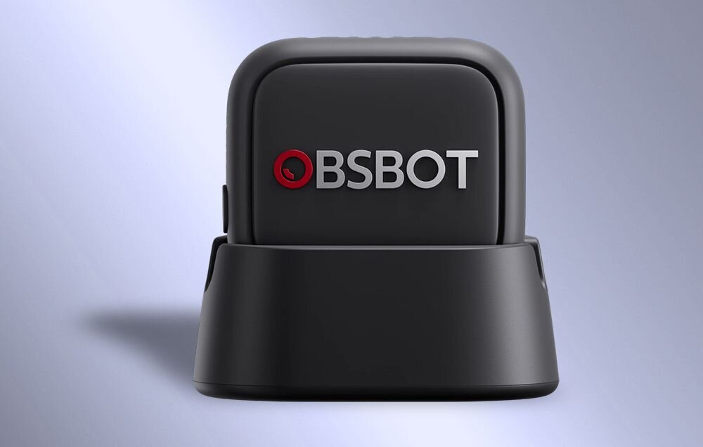 OBSBOT Tiny 3 mikrofon krawatowy OBSBOT Vox SE swobodę poruszania się podczas nagrań Łączność bezprzewodowa jednorazowe parowanie 20 godzin na jednym ładowaniu trzy poziomy redukcji szumów - mikrofon krawatowy na jasnoniebieskim tle