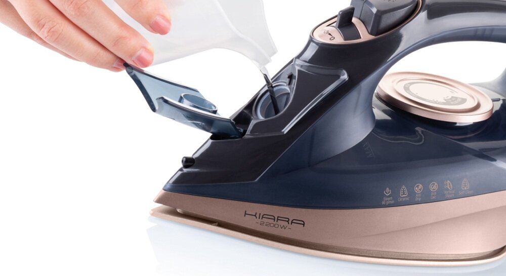 Żelazko ETA Kiara żelazko od boku, uzupełnieni wody, zbiornik na wodę, szybkość i wygoda, sygnalizacja LED