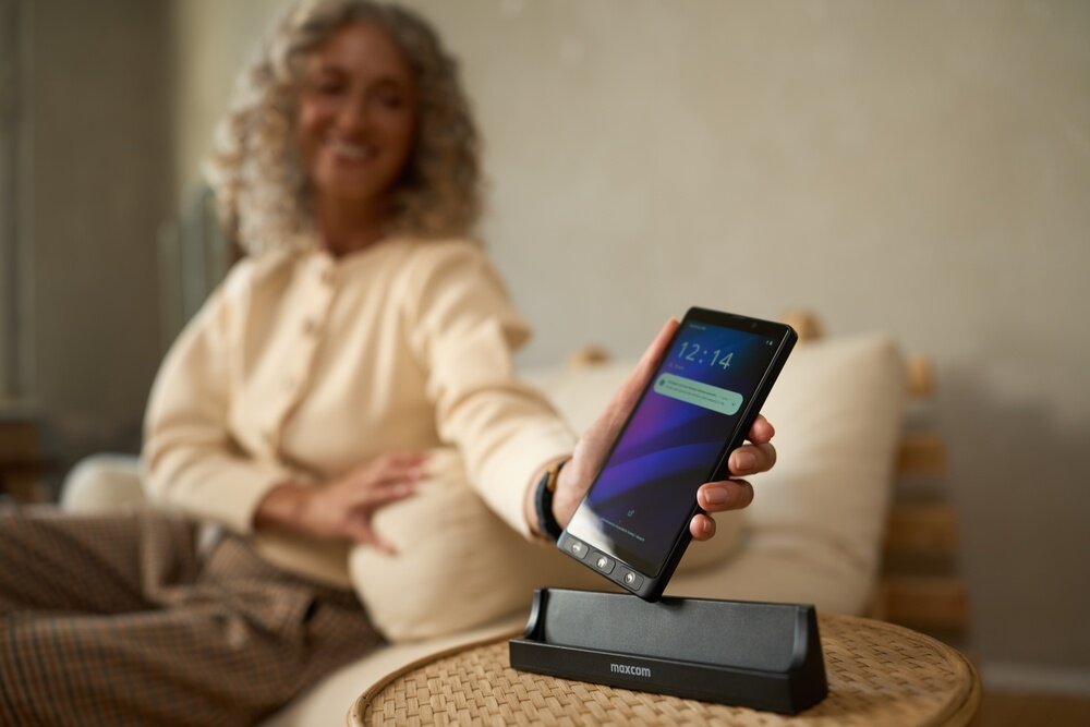 Smartfon MAXCOM MS601 bateria 4000 mAh długi czas pracy gniazdo 3.5mm