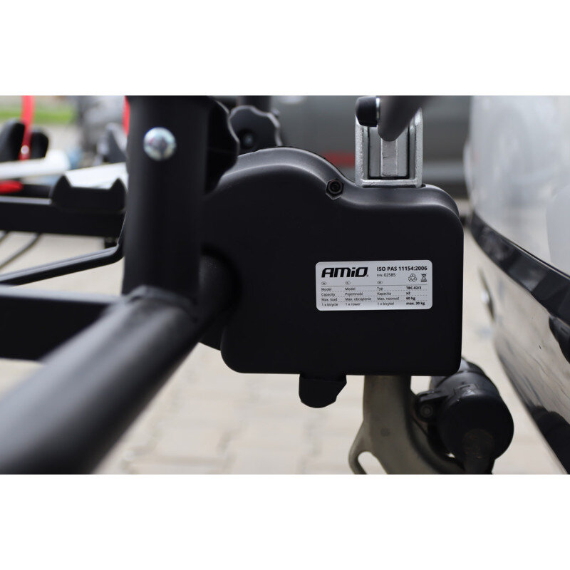 Czarny element bagażnika rowerowego z widoczną etykietą zawierającą tekst: \'AMiO ISO PAS 11154:2006\'.
