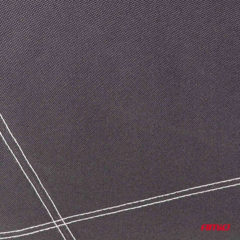 Zbliżenie na materiał o ciemnym kolorze z widocznymi białymi szwami krzyżującymi się. W prawym dolnym rogu znajduje się czerwony napis \'AUTO\'.