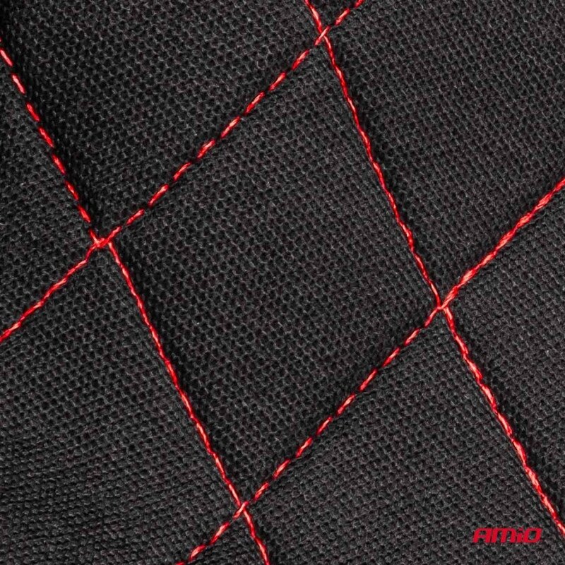 Czarny materiał z czerwonymi przeszyciami w kształcie rombów. W prawym dolnym rogu widoczne jest czerwone logo \'AMIO\'.