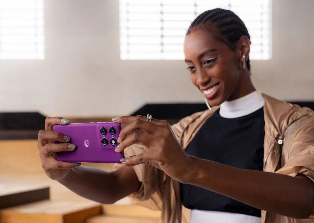 Smartfon MOTOROLA Edge 60 Pro 5G 12/512GB 6.67 120Hz osoba robiąca zdjęcie smartfonem matryca Sony LYTIA™ 700C System Photo Enhancement Engine ostrość kontrast pełnia szczegółów kolorów