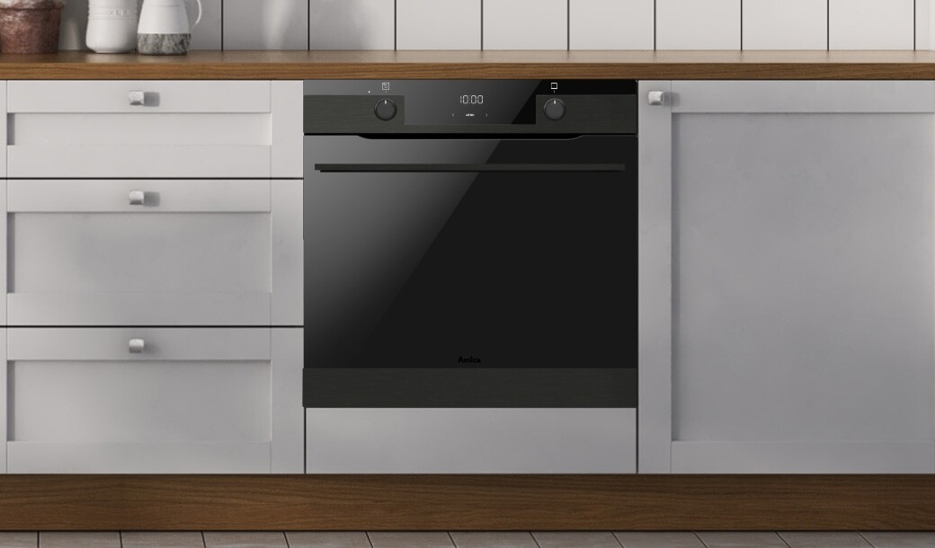 Piekarnik Amica w pozycji zamkniętej w jasnej zabudowie kuchennej z uchwytami