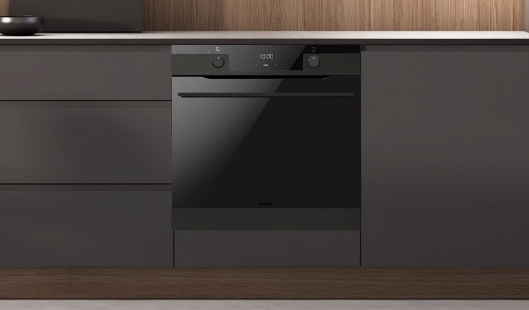 Piekarnik Amica w pozycji zamkniętej w ciemnej zabudowie kuchennej bez uchwytów